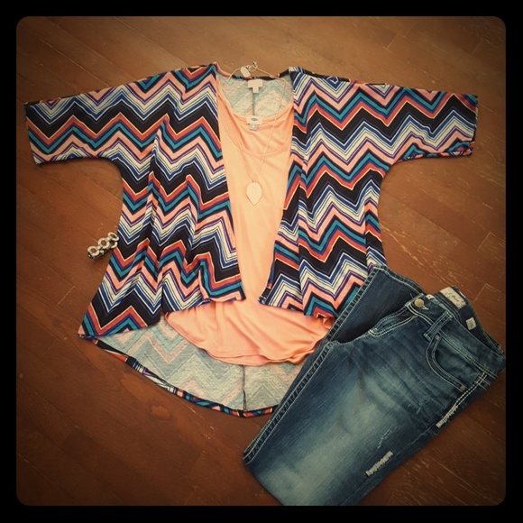 LuLaRoe Sweaters - 🦄 EUC LuLaRoe Chevron Lindsay Kimono